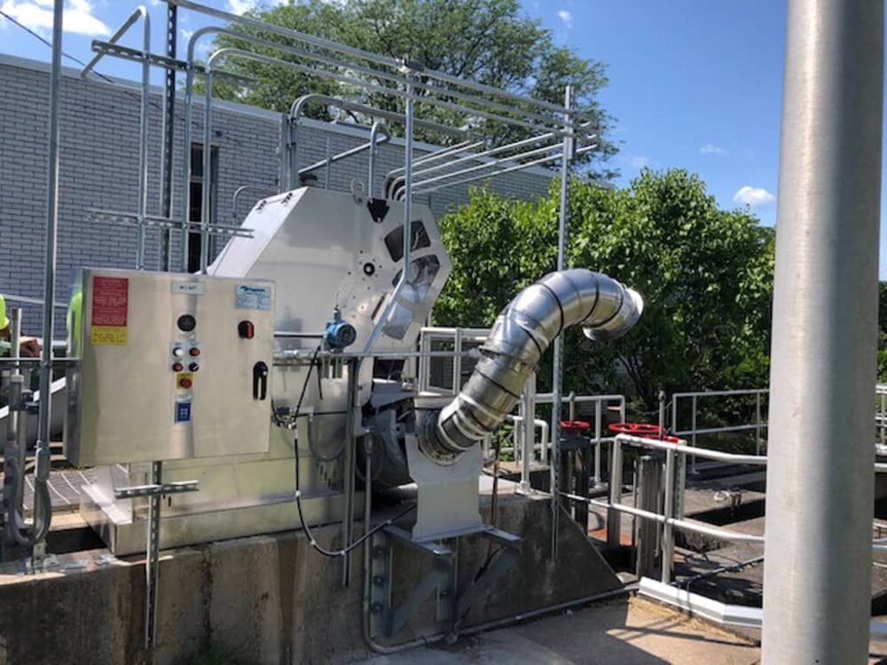 Compact and reliable Low Flow System for wastewater, designed to remove and compact debris, ensuring effective solids management.